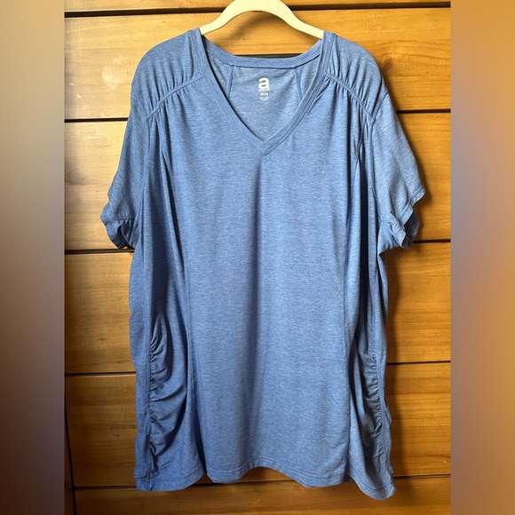 NWOT! Avenue Blue V-Neck T-Shirt / 26/28 - Picture 2 of 10